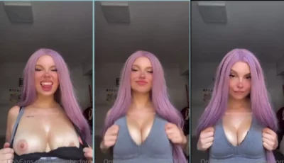 Amber Ford exibindo os peitinhos pra fora da blusinha!