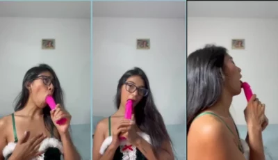 Natalia Vargas, toda morena e cheia de charme, usando um vibrador rosa pra se provocar