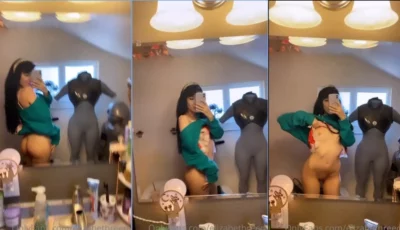 Elizabeth Reed na frente do espelho, toda à vontade e sem calcinha