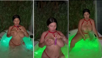 Colina se divertindo na banheira, se dando aquele prazer