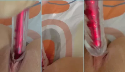 Tinaquintero, toda animada, se jogando com o brinquedinho pra dentro da xoxota