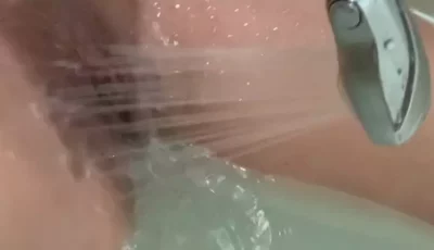 Vídeo da leeh_vieira97 na banheira se divertindo com o chuveirinho na pepeca