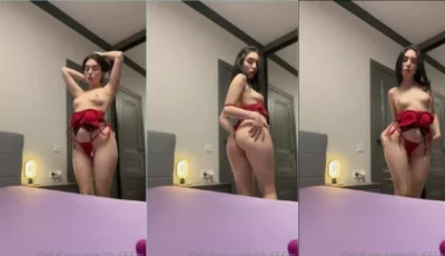 Lilu Miller, toda ousada e morena, se divertindo com as mãos no peito enquanto faz sua siririca