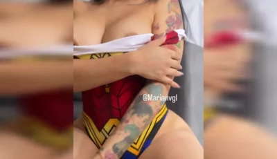 Marian Gomez, toda charmosa e vestida de heroína, se mostrando com estilo