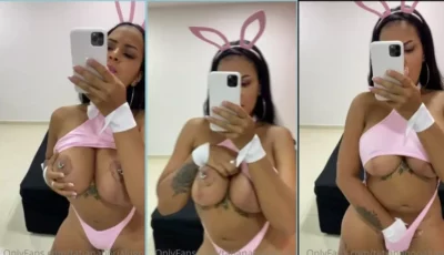 Tatiana Borja Lugo, a coelhinha sexy, com as mãos na buceta